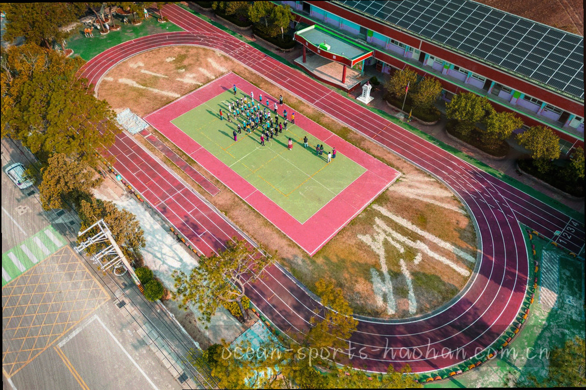 客厅大屏与观赛用品摆放的俯视场景